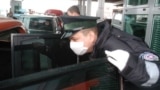 Poland -- Polish border guard wears protective gloves and mask as prevention against the swine flu on his duty at the Polish-Ukrainian border in Dorohusk, 04Nov2009